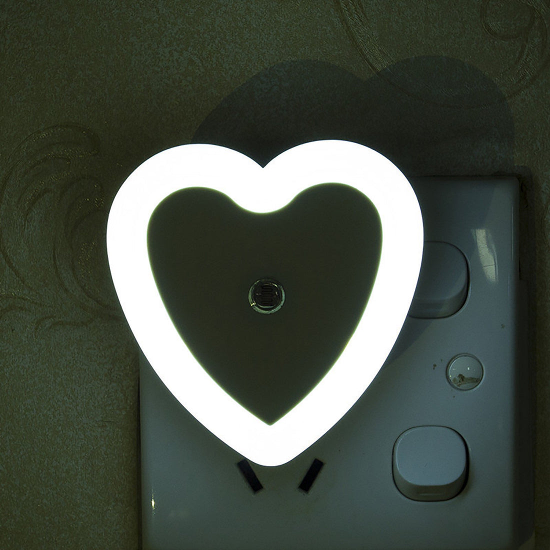 Plug-in LED Night Light With Auto Dusk-To-Dawn Sensor ( Heart Shape ,Cool White )